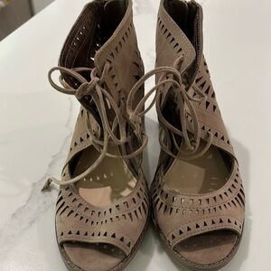 Vince Camuto sandals, tan leather, size 7